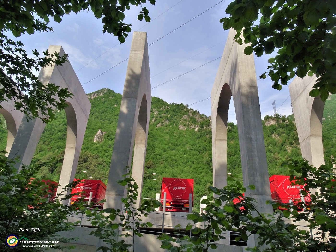 16 Dal sentiero vista sulle imponenti nuove strutture della Sanpellegrino Spa.JPG